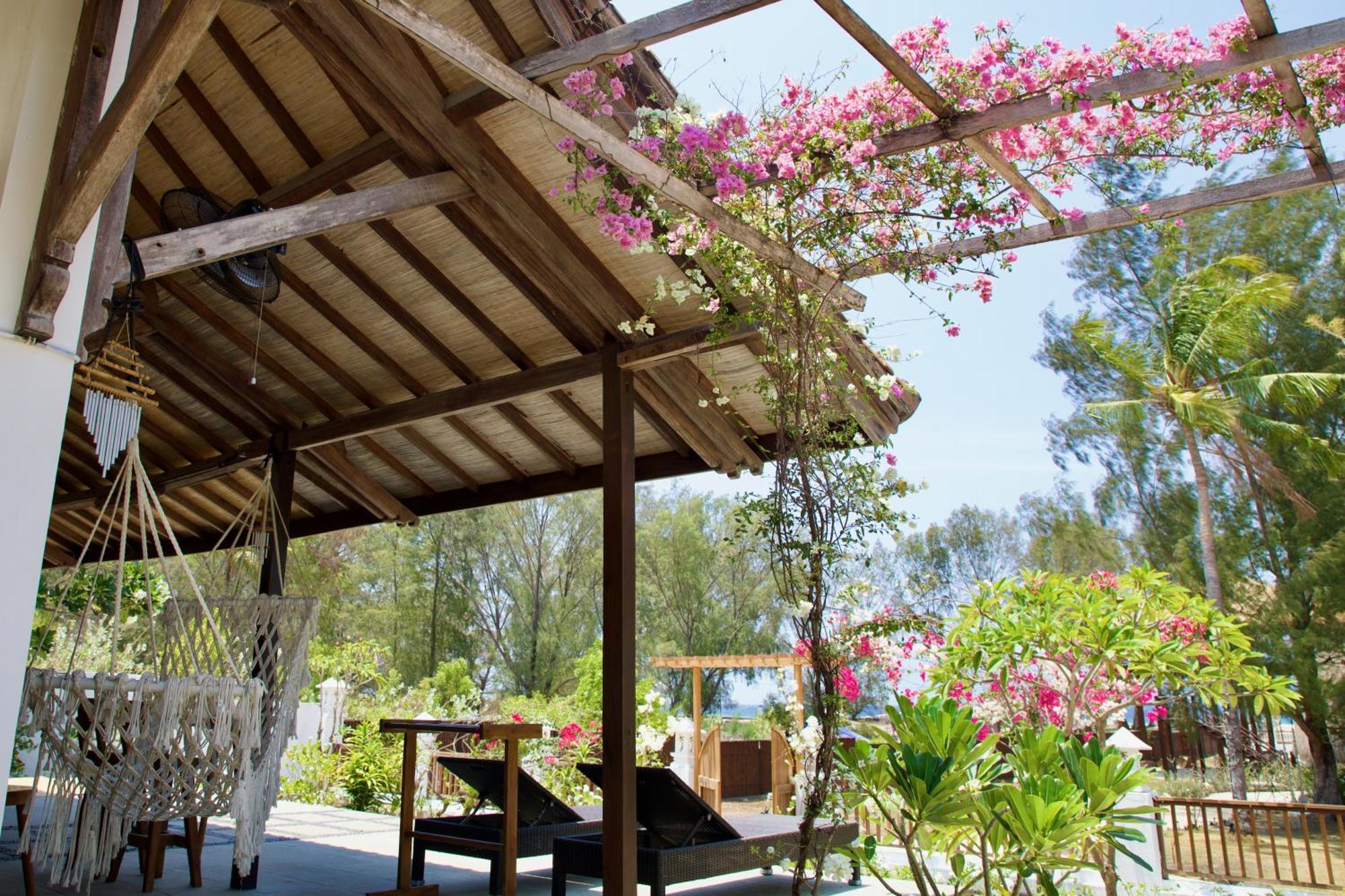 Villa Sunset Beach กีลีตราวางัน ภายนอก รูปภาพ