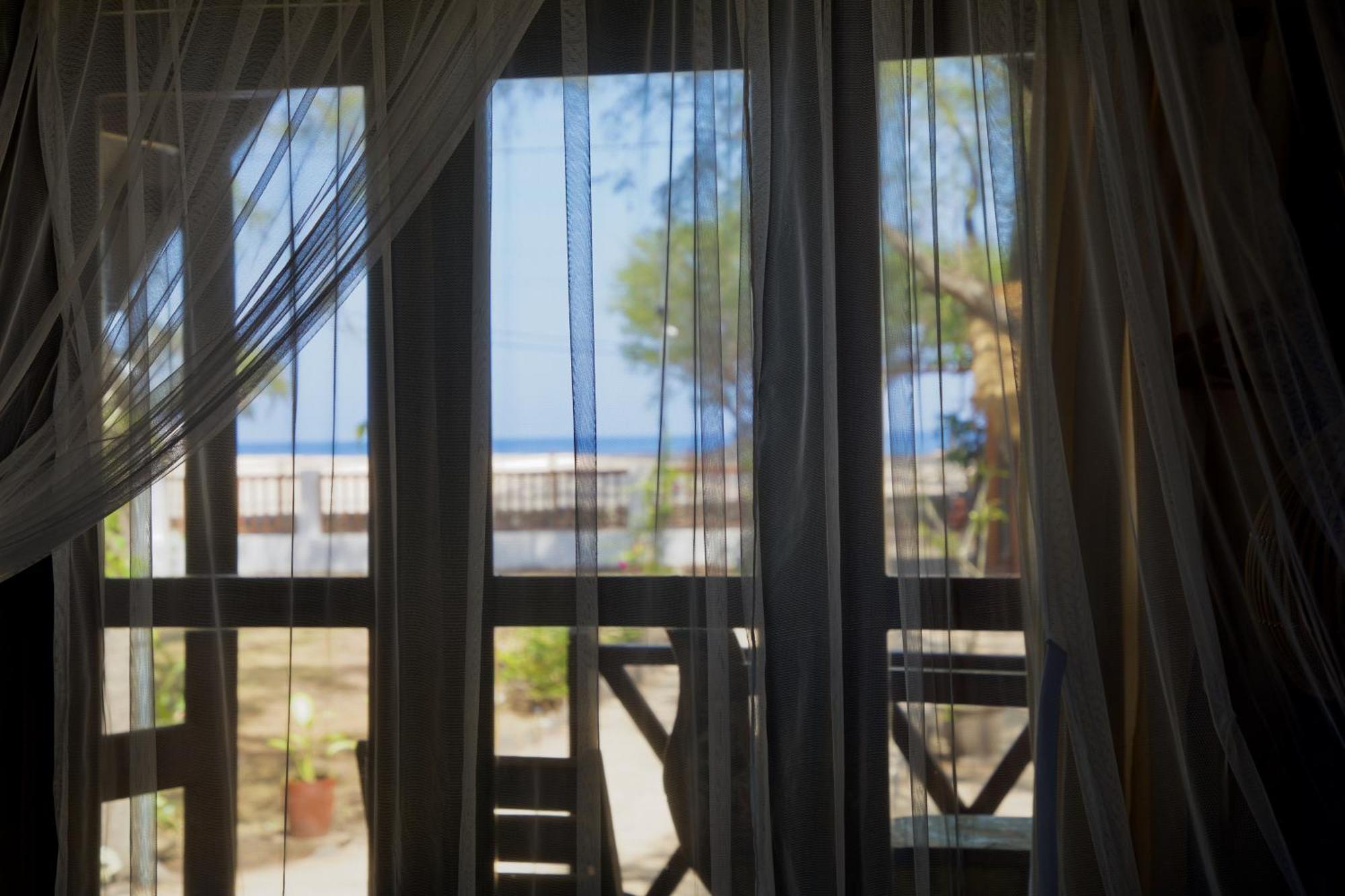Villa Sunset Beach กีลีตราวางัน ภายนอก รูปภาพ