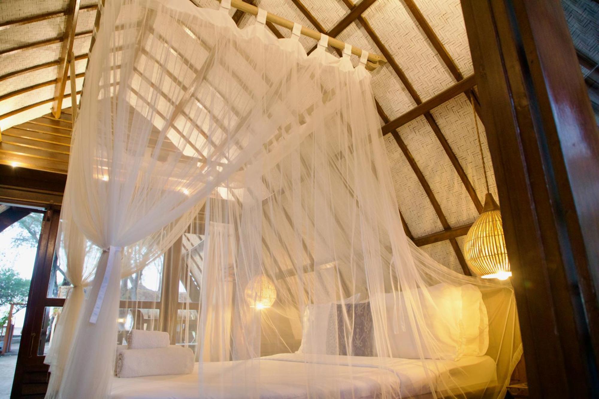 Villa Sunset Beach กีลีตราวางัน ภายนอก รูปภาพ