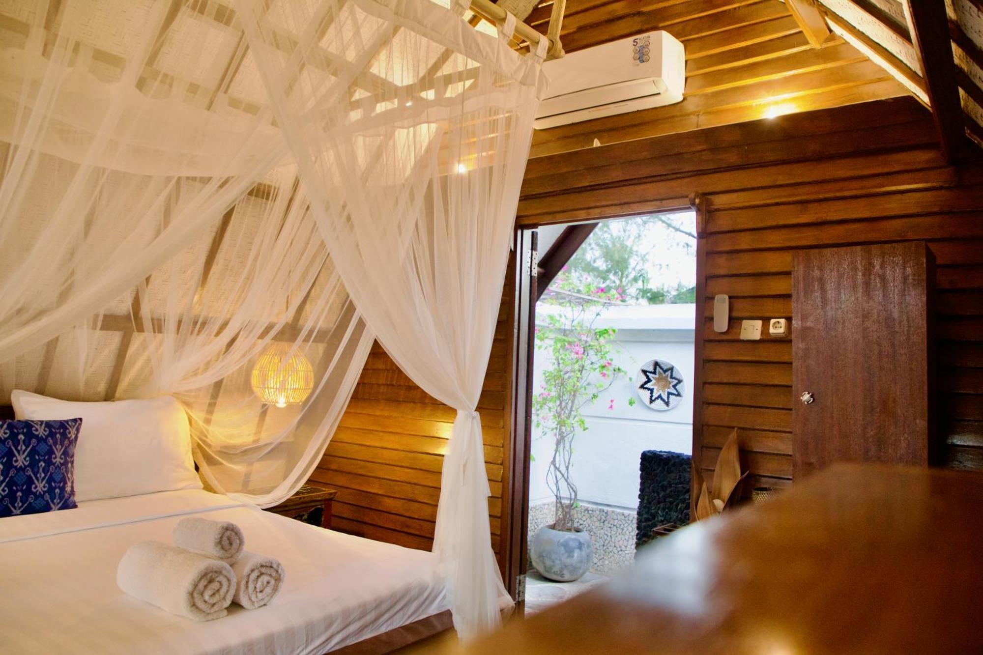 Villa Sunset Beach กีลีตราวางัน ภายนอก รูปภาพ