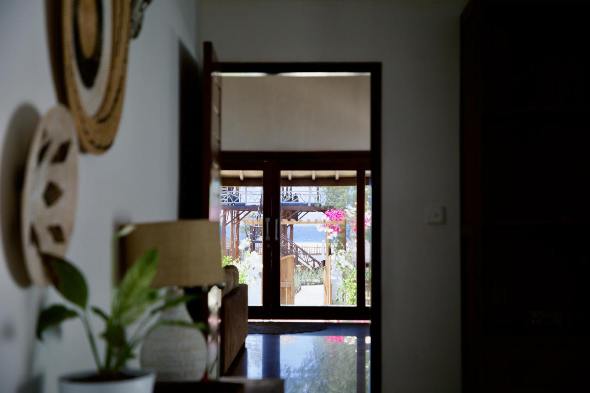 Villa Sunset Beach กีลีตราวางัน ภายนอก รูปภาพ