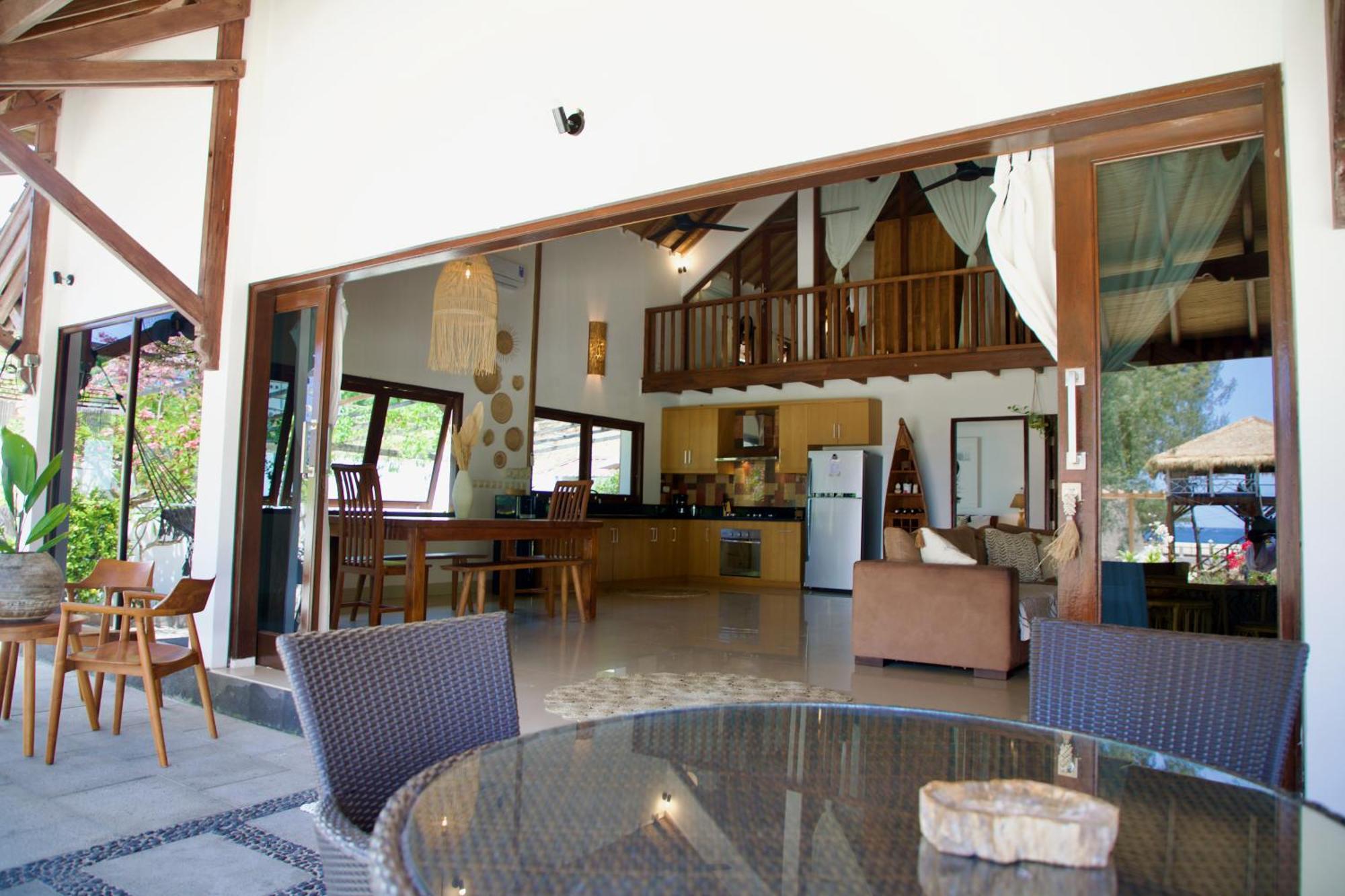 Villa Sunset Beach กีลีตราวางัน ภายนอก รูปภาพ