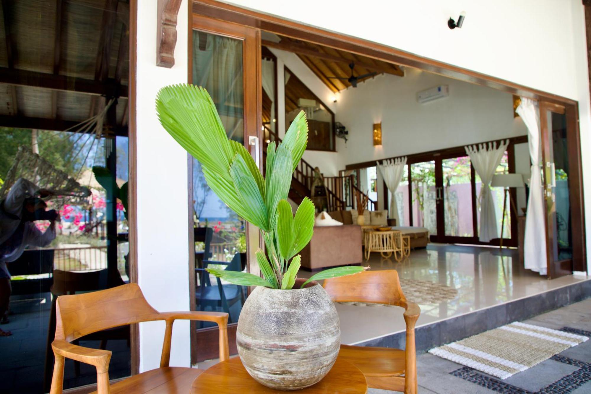 Villa Sunset Beach กีลีตราวางัน ภายนอก รูปภาพ