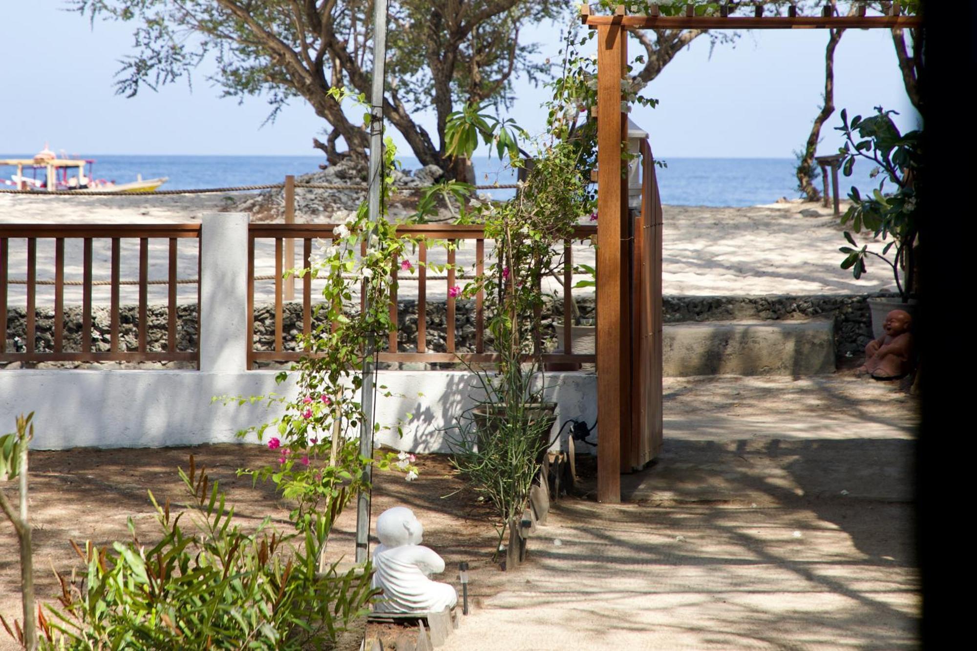 Villa Sunset Beach กีลีตราวางัน ภายนอก รูปภาพ