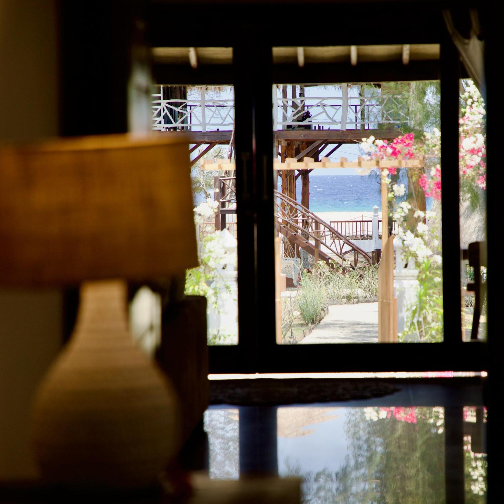 Villa Sunset Beach กีลีตราวางัน ภายนอก รูปภาพ