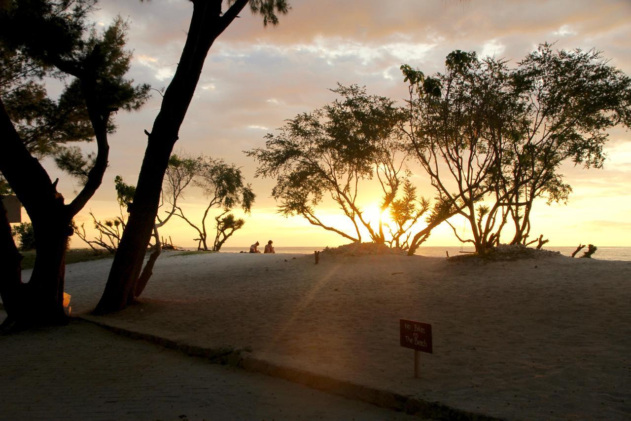 Villa Sunset Beach กีลีตราวางัน ภายนอก รูปภาพ