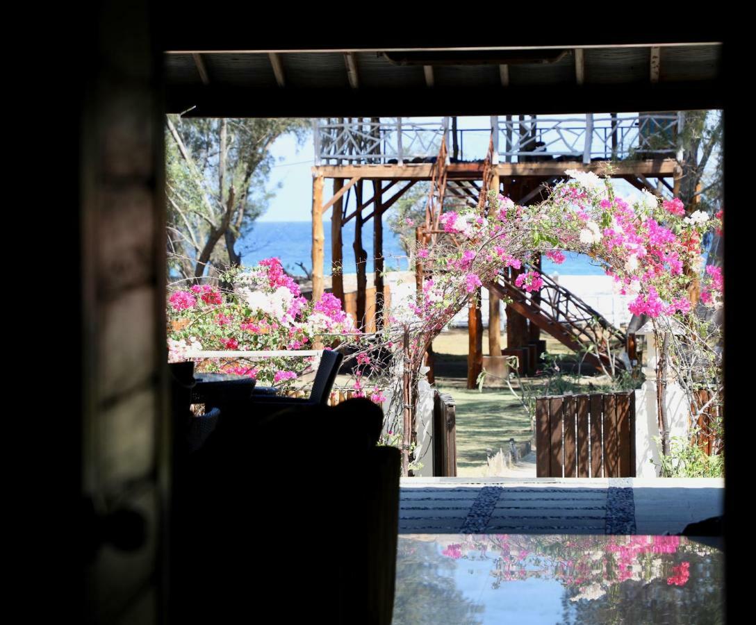 Villa Sunset Beach กีลีตราวางัน ภายนอก รูปภาพ